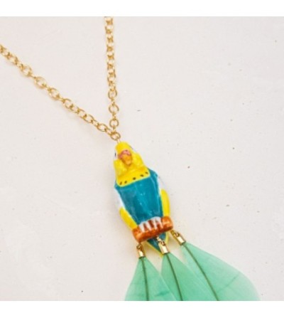 Collier oiseau bleu sur branche plume