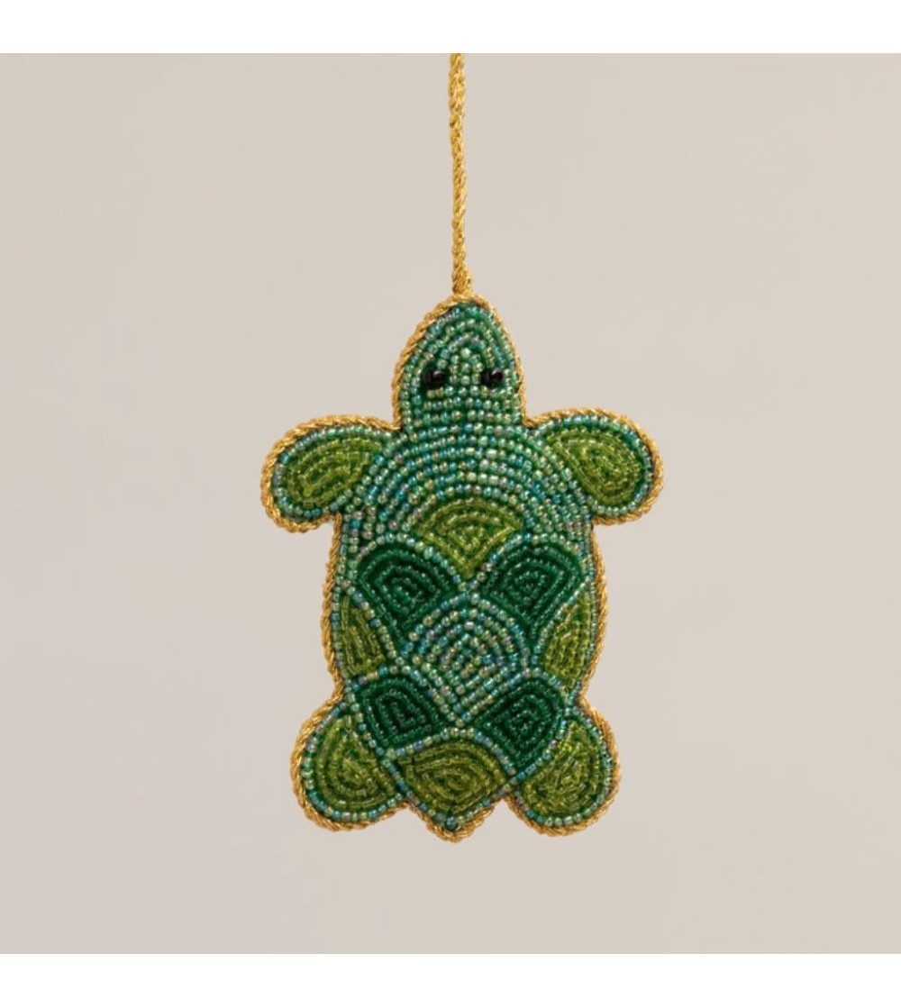 Suspension tortue brodée et perles